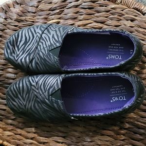 LAST CHANCE Girls Tom's Shoes